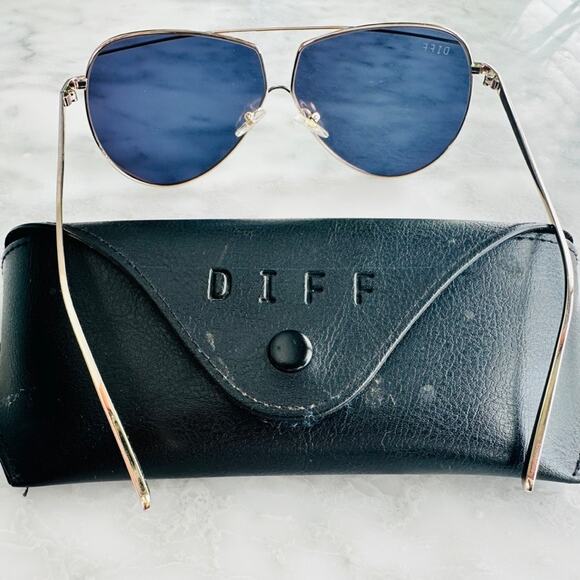 DIFF Eyewear Maeve Sunglasses in Gold Reflect Mirror Oversized with Case - Picture 3 of 7